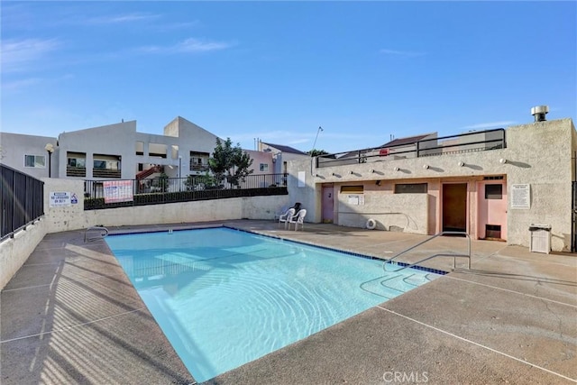 1118 Valencia St Unit 216, Los Angeles, CA 90015 - community pool with fence and a patio