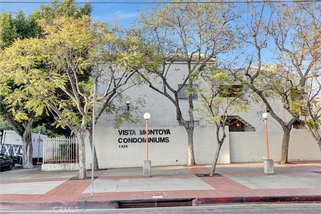 1118 Valencia St Unit 216, Los Angeles, CA 90015 - view of home's community with fence