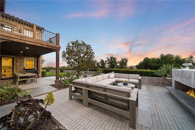 12 Via Alcamo, San Clemente, CA 92673 - patio terrace at dusk with outdoor lounge area
