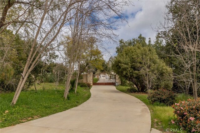 45975 Sandia Creek Dr, Temecula, CA 92590 - surrounding community featuring a gate and driveway