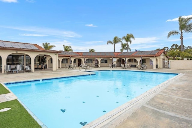 634 Via, Santa Paulo, Vista, CA 92081 - community pool with a patio