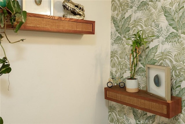290 Victoria St Unit 19, Costa Mesa, CA 92627 - detailed view of wallpapered walls