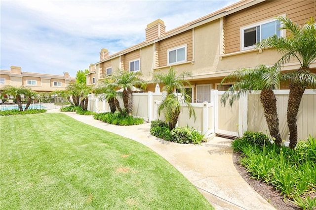 290 Victoria St Unit 19, Costa Mesa, CA 92627 - view of yard with a gate
