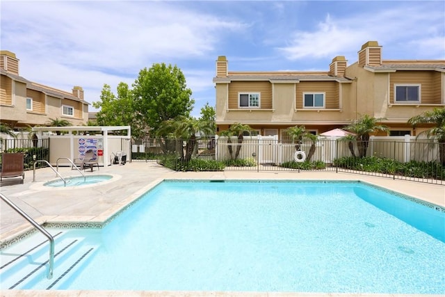 290 Victoria St Unit 19, Costa Mesa, CA 92627 - community pool with a community hot tub, fence, and a patio area