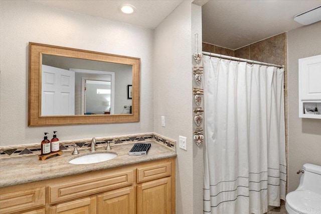 full bathroom featuring vanity, toilet, and a shower with shower curtain