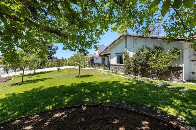 view of green lawn