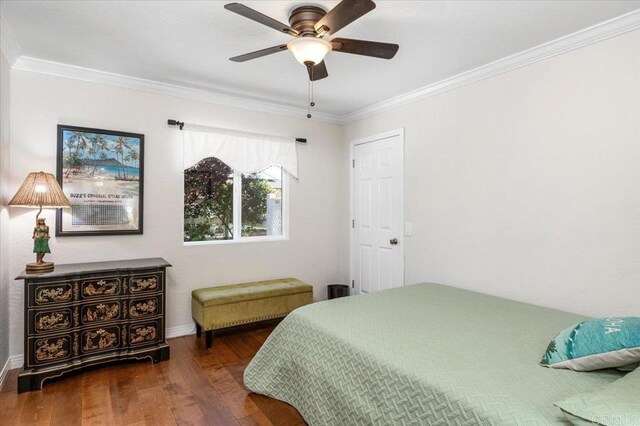 bedroom featuring wood finished floors, crown molding, baseboards, and a ceiling fan