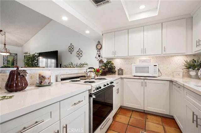 77178 Pauma Valley Way, Palm Desert, CA 92211 - kitchen with white appliances, tasteful backsplash, lofted ceiling, white cabinetry, and recessed lighting