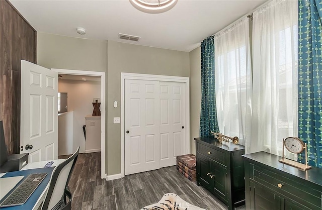 7005 N Astoria Dr, Fresno, CA 93722 - office space featuring dark wood finished floors and baseboards