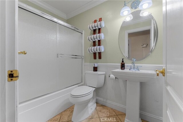 bathroom with crown molding, toilet, and enclosed tub / shower combo