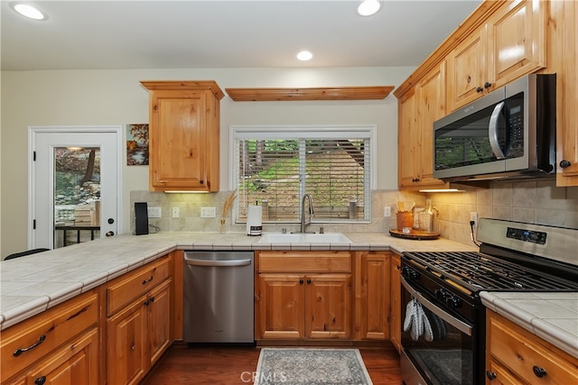 28589 Shenandoah Dr, Lake Arrowhead, CA 92352 - kitchen featuring stainless steel appliances, a sink, dark wood-style floors, recessed lighting, and backsplash