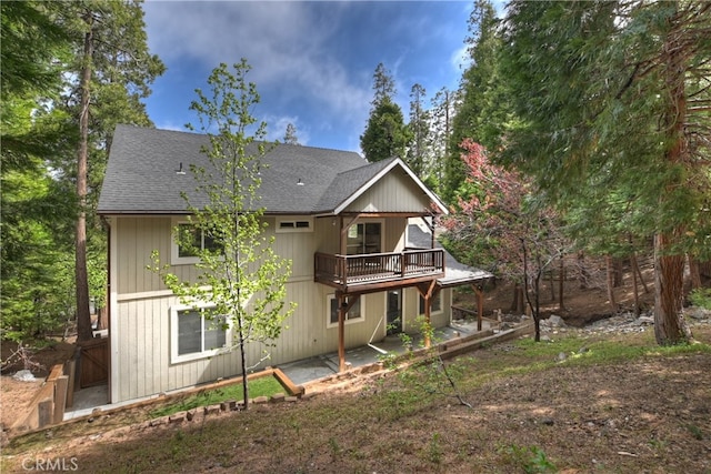 28589 Shenandoah Dr, Lake Arrowhead, CA 92352 - rear view of house featuring a shingled roof, a deck, and a patio