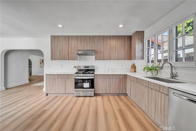 932 S Cloverdale Ave, Los Angeles, CA 90036 - kitchen featuring stainless steel appliances, under cabinet range hood, a sink, modern cabinets, and recessed lighting