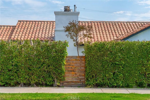 932 S Cloverdale Ave, Los Angeles, CA 90036 - detailed view of a tiled roof