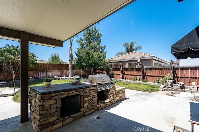 27917 Busman Rd, Murrieta, CA 92563 - fenced backyard with exterior kitchen and a patio area