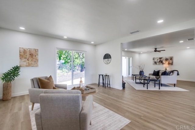 living area featuring light wood finished floors, recessed lighting, baseboards, and a ceiling fan