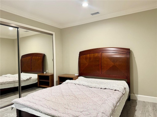 2147 Ronda Granada Unit A, Laguna Woods, CA 92637 - bedroom with wood finished floors, ornamental molding, baseboards, a closet, and recessed lighting