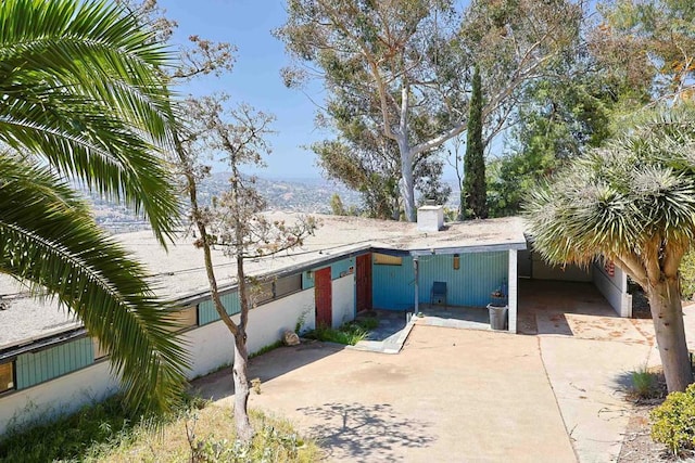view of front facade with driveway and an attached carport