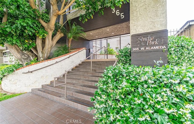 365 W Alameda Ave Unit 203, Burbank, CA 91506 - entrance to property