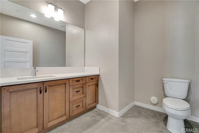 1508 W Artesia Unit H, Gardena, CA 90248 - bathroom featuring baseboards, toilet, and vanity