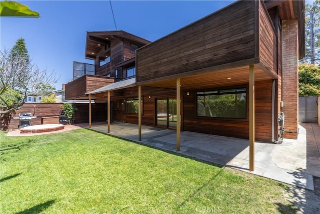 view of yard featuring a patio