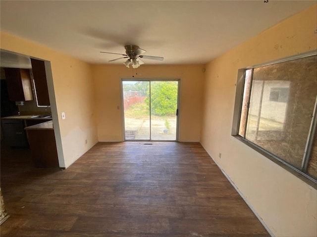 unfurnished room featuring dark wood-style flooring and a ceiling fan