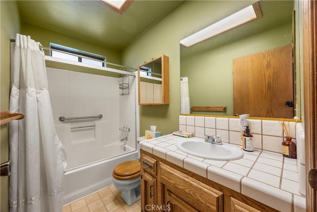 2513 Arbor Dr, Pine Mountain Club, CA 93225 - full bath featuring toilet, vanity, shower / bath combo, backsplash, and tile patterned flooring