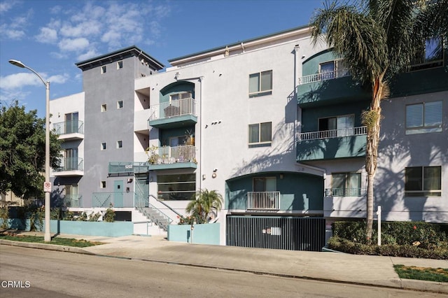 view of apartment building / complex