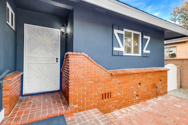 view of exterior entry featuring stucco siding