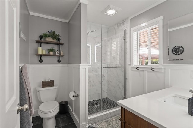 40 Gunter Ln, Oroville, CA 95966 - full bath featuring vanity, toilet, a marble finish shower, a decorative wall, and wainscoting