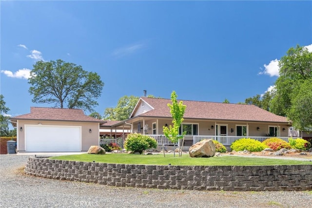 40 Gunter Ln, Oroville, CA 95966 - ranch-style house featuring a porch, gravel driveway, an attached garage, and a front yard