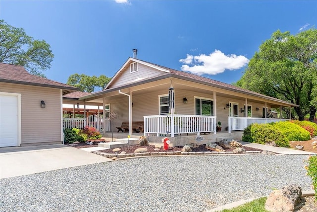 40 Gunter Ln, Oroville, CA 95966 - farmhouse inspired home with a porch and a garage