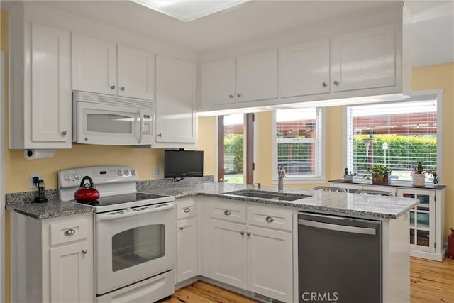 40 Gunter Ln, Oroville, CA 95966 - kitchen featuring white appliances, a sink, white cabinets, and light wood-style flooring