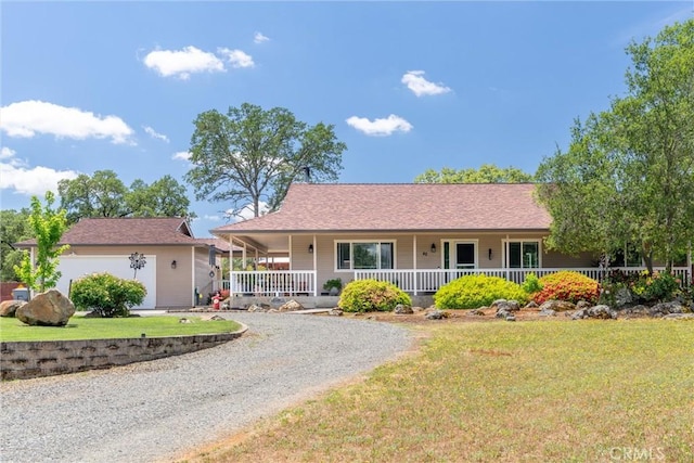 40 Gunter Ln, Oroville, CA 95966 - view of front of home featuring covered porch, driveway, and a front lawn