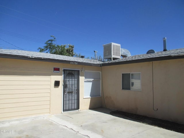44104 Carolside Ave, Lancaster, CA 93535 - entrance to property featuring a patio area, a shingled roof, and stucco siding
