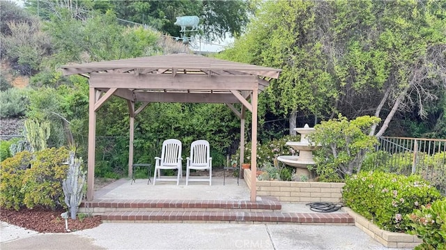 9403 Mesa Robles Dr, Whittier, CA 90603 - view of patio with fence