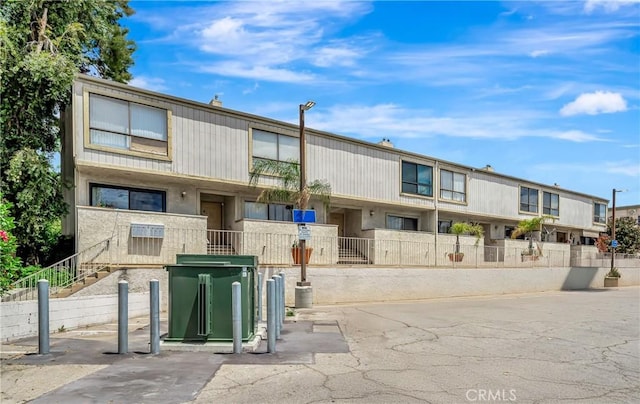 7226 Jordan Ave Unit 6, Canoga Park, CA 91303 - view of building exterior with a fenced front yard