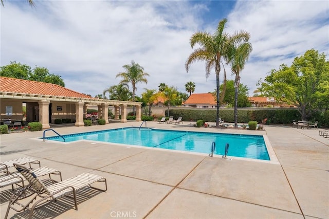 27483 Dandelion Ct, Temecula, CA 92591 - community pool with a patio and fence