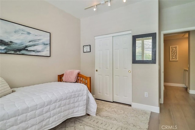 536 Granite Hills St, Simi Valley, CA 93065 - bedroom with wood finished floors, rail lighting, a closet, and baseboards