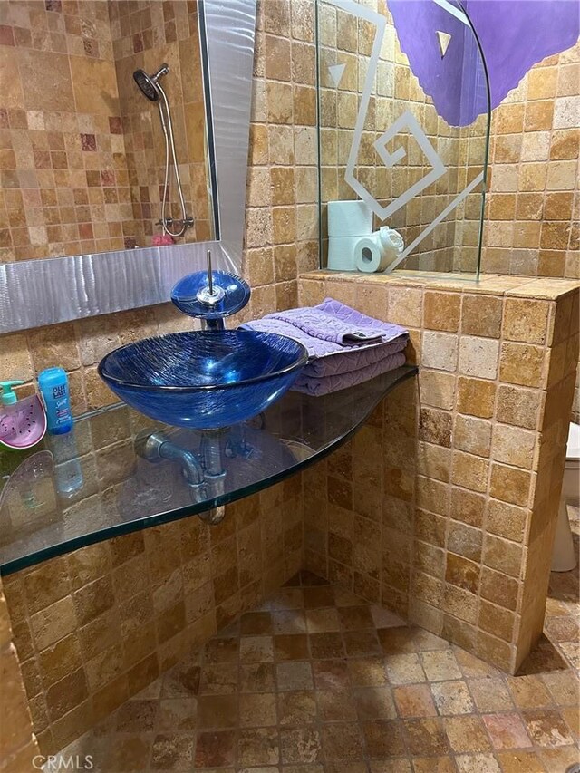 28856 Yosemite Pl, Canyon Lake, CA 92587 - full bath with stone tile flooring, a tile shower, and a sink