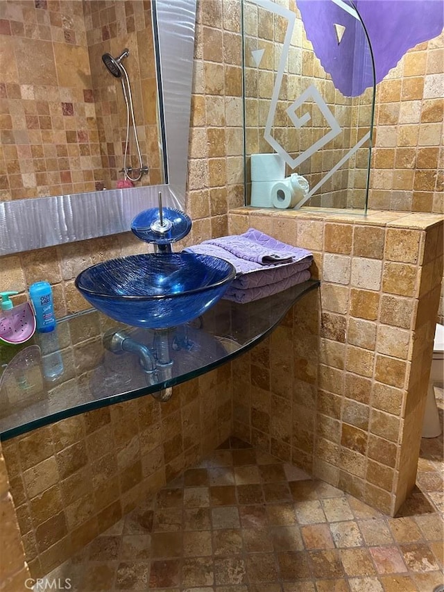 28856 Yosemite Pl, Canyon Lake, CA 92587 - full bath featuring stone tile floors and a tile shower