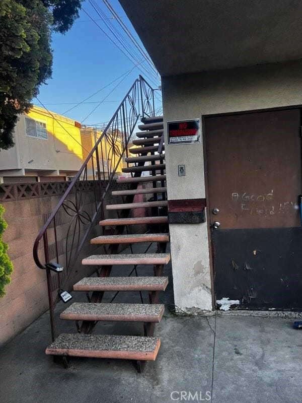 482 E Smith St, Long Beach, CA 90805 - view of stairs