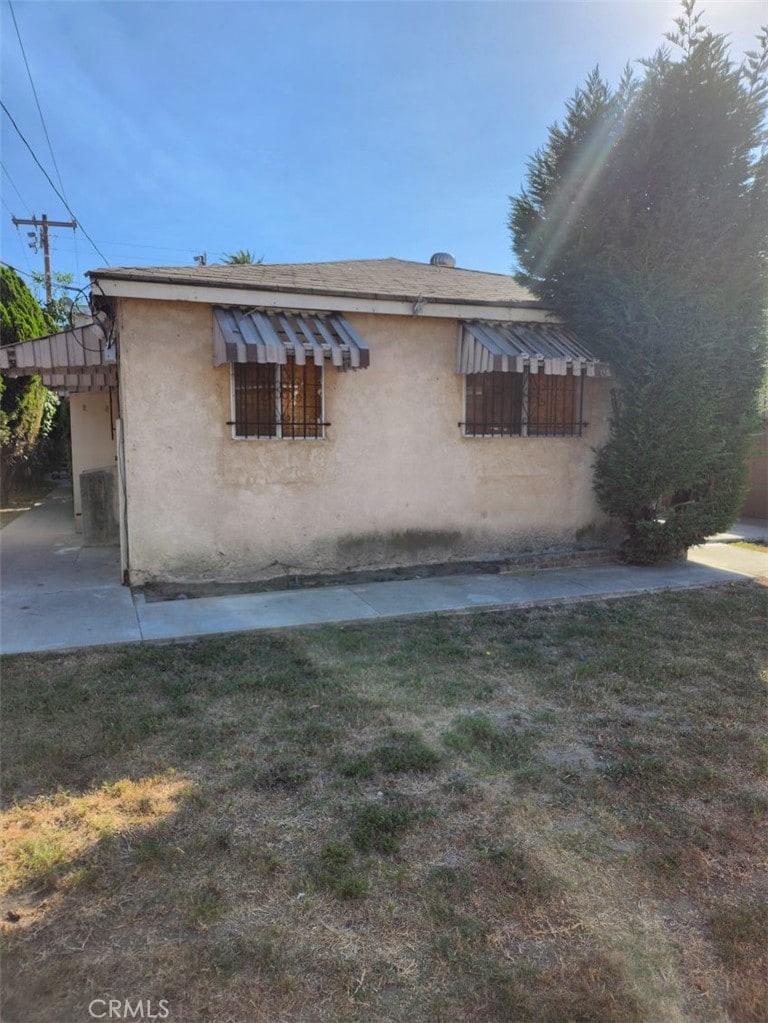482 E Smith St, Long Beach, CA 90805 - back of property featuring a yard and stucco siding