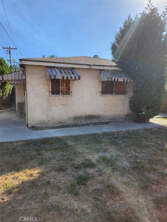 482 E Smith St, Long Beach, CA 90805 - back of property featuring a yard and stucco siding
