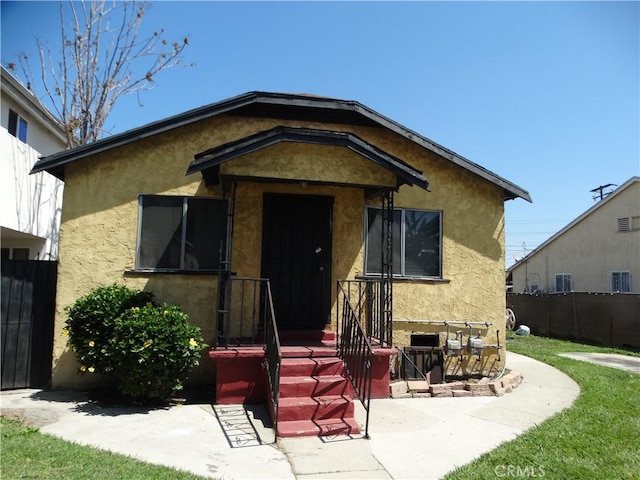 view of front facade featuring stucco siding