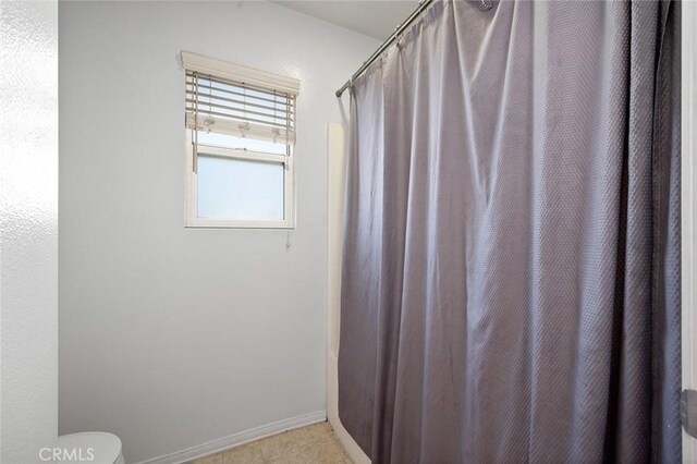14271 Blackstone St, Hesperia, CA 92345 - full bath with toilet, shower / bathtub combination with curtain, and baseboards