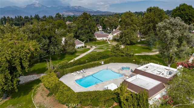bird's eye view of a pool area and mountains