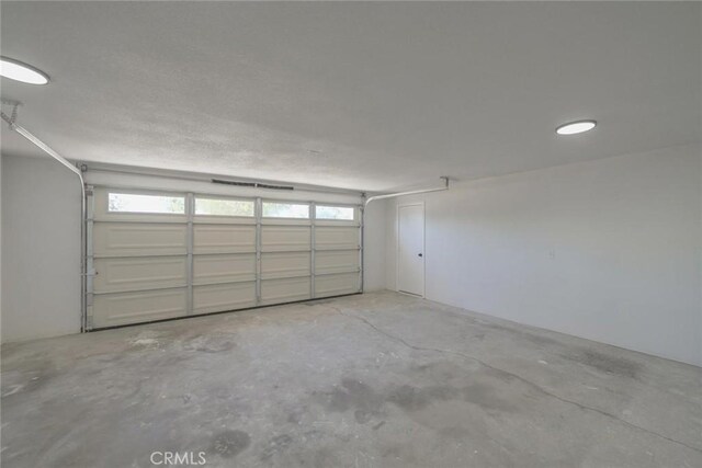 21918 Mohican Ave, Apple Valley, CA 92307 - view of garage
