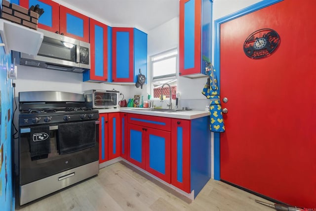 425961 Maryland St, San Diego, CA 92103 - kitchen featuring stainless steel appliances, a sink, light wood-type flooring, and light countertops