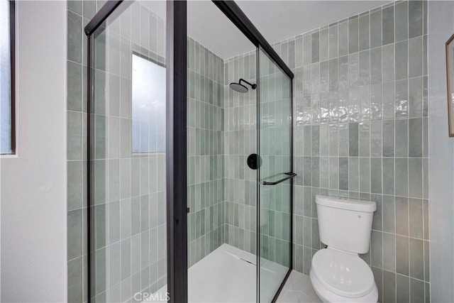 953 Sheffield St, Cambria, CA 93428 - full bathroom featuring a shower stall, toilet, and tile walls